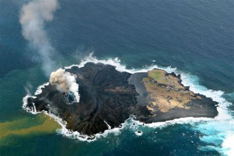 朝日新聞デジタル：【1月20日】元々の西之島（右半分）の1．5倍に広がった新たな陸地部分（左半分）。（写真上方の）西側に広がった＝海上保安庁