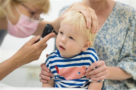 Bebé niño niño siendo examinado por su médico pediatra durante un