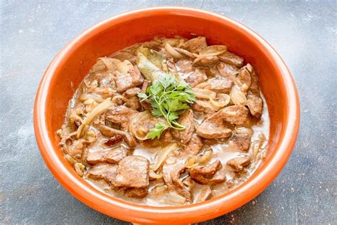 Hígado encebollado receta tradicional de casquería de ternera