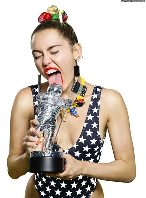 Miley Cyrus Posing Hot Sexy Beautiful Celebrity American Babe Singer Nude Celebrities Mobile