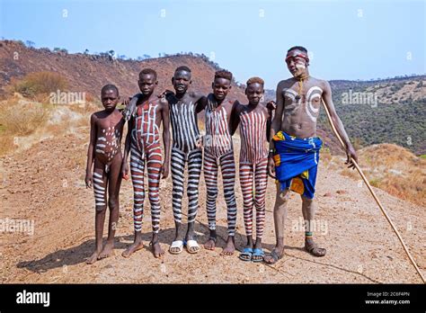 Niños Jóvenes Con Cuerpos Pintados Que Buscan La Atención De Las Niñas