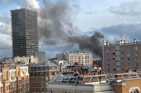 Photos Violent Incendie Dans Un Immeuble à Paris Des Blessés Importantes Fumées Noires