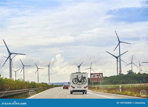 Camper Op De Snelweg Met Een Fietsdrager Bevestigd Aan De Hek En Een