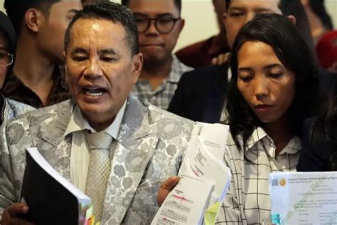 Sibuk Main Hp Saat Konferensi Pers Pengacara Vina Cirebon Kena Tegur