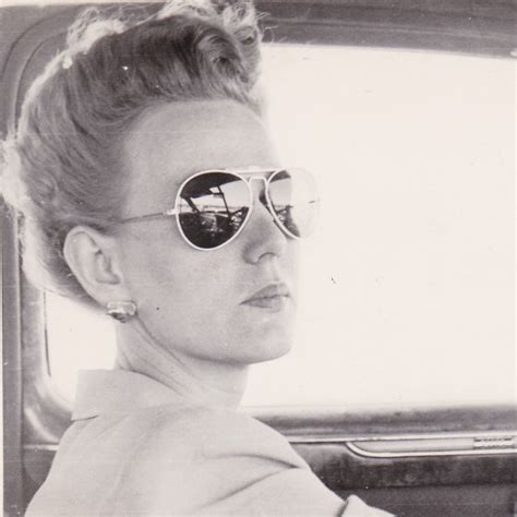 Women-In-Sunglasses-Vintage-Snapshot-Photos-4 - Flashbak