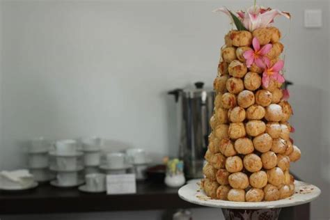 Croquembouche Il Dolce Francese Ricoperto Di Caramello