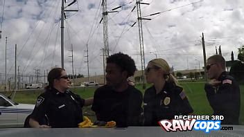 Oficiales BBW arrestando una erección enorme cargada por diversión XVIDEOS