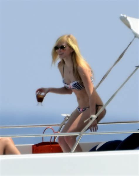 Avril Lavigne New Bikini Pics On Yacht In Saint Tropez June