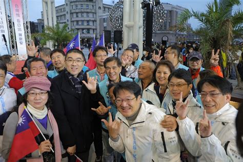 全台最暖元旦升旗 千人活力聚集基隆「台灣頭看日出 擁抱愛」 民生電子報