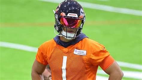 Bears Justin Fields Hosts Qb Camp With Jordan Love In France