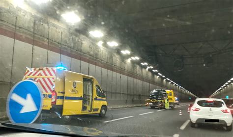 Incidente Gra Due Auto Si Scontrano In Galleria Traffico In Tilt