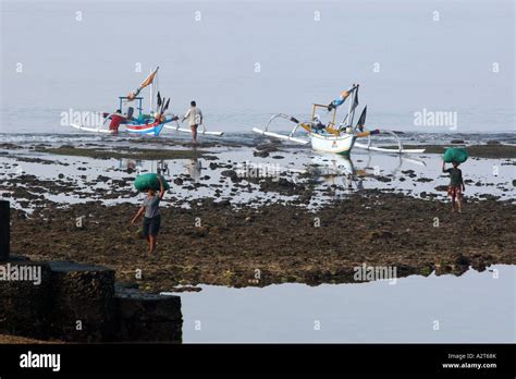 Balinese Fishermen Returning From Fishery Stock Photo Alamy