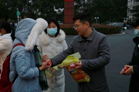 这所高校清晨暖心送考，等学子荣光而归 教育电视台 掌上武汉手机客户端