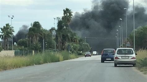 Incendio sulla via per Bitonto Nube nera invade Palo del Colle Città