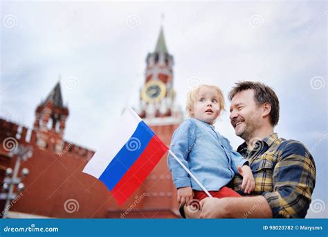 Mittelaltermann Und Sein Kleiner Sohn Mit Russischer Flagge Mit