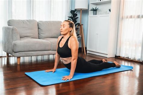 Ltere Frau In Sportbekleidung Macht Yoga In Meditationshaltung Auf