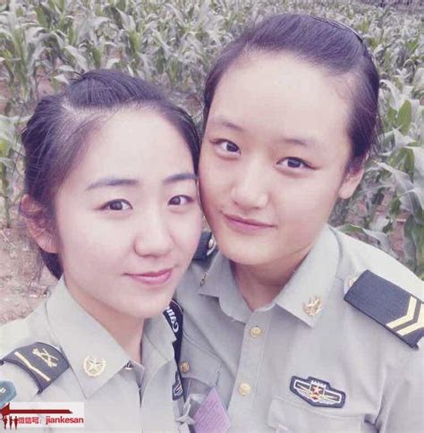 兩名參加閱兵的儀仗隊女兵隊員同上軍校 每日頭條