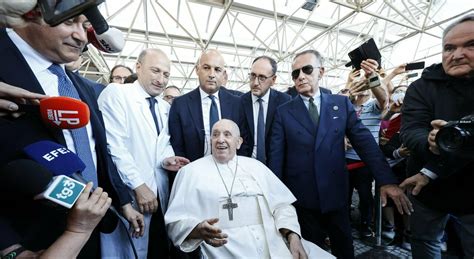 Papa Francesco Lascia L Ospedale Gemelli Dimesso Dopo 10 Giorni