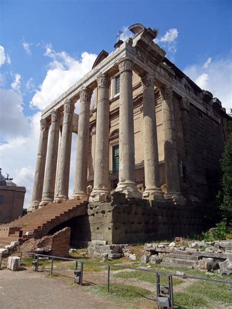 Colosseum with Gladiators Entrance and Roman Forum Tour