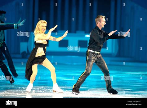 Torvill dean dancing ice hi-res stock photography and images - Alamy