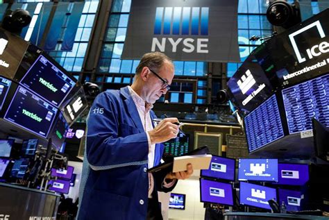 Wall Street Menguat S P Cetak Rekor Tertinggi Ditopang Sektor Ritel