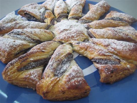 MIL POSTRES ESTRELLA DE HOJALDRE Y CREMA DE CHOCOLATE CON AVELLANAS