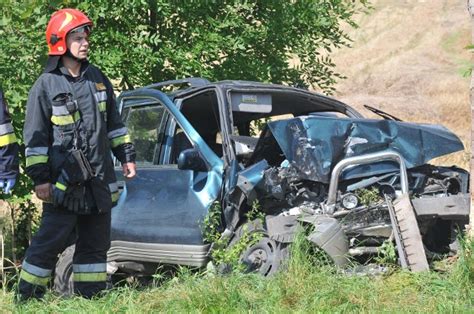 Wypadek W Kamieniu Ma Ym Toyota Uderzy A W Drzewo Jedna Osoba Nie