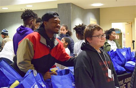 Stefon Diggs helps 750 families this Thanksgiving - Neighborhood House