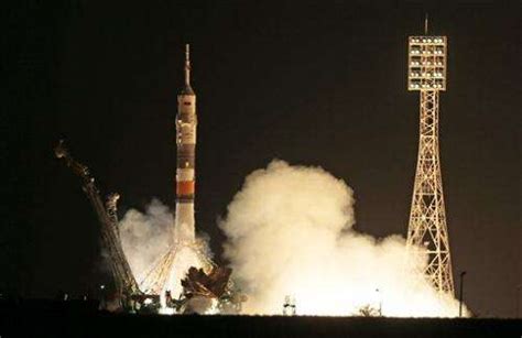 Soyuz Capsule Docks With Space Station