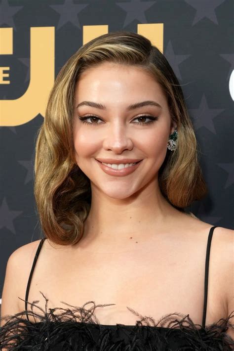 Madelyn Clines Critics Choice Awards Makeup Features A Viral 14