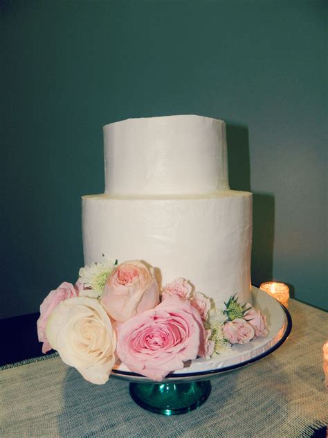 Column-style shabby chic wedding cake