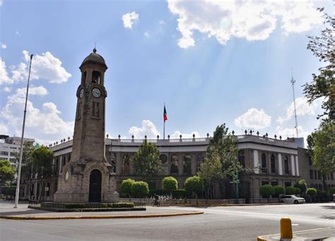 Un Gran Edificio Con Una Torre De Reloj En Frente Foto Premium