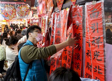 春節連假第2天，30日是小年夜，不少民眾到台北南門市場採買年貨並選購春聯，準備過節。中央社記者鄭清元攝 111年1月30日 圖：中央社 新聞 Rti 中央廣播電臺