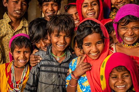 Grupo De Niños Indios Del Gitano Felizes Aldea Del Desierto India Foto