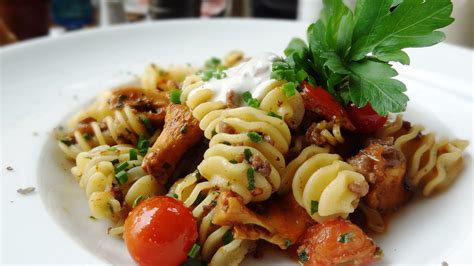 Fisarmoniche Mit Ragout Von Frischen Pfifferlingen Und Tomaten Ethnic