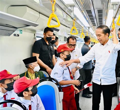 Foto Presiden Dan Ibu Iriana Jajal Kereta Pertama Di Pulau Sulawesi