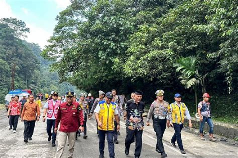 Polda Sumbar Berlakukan Sistem Buka Tutup Di Jalan Lembah Anai ANTARA