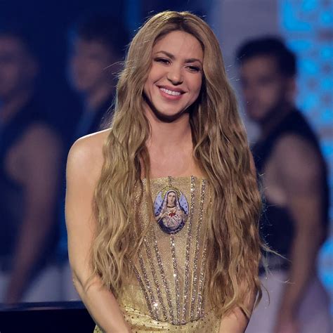 Shakira impacta con un minivestido de Balmain y botines de tacón de