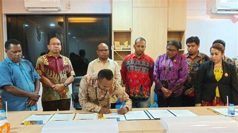 KPU Kota Sorong Pj Wali Kota Dan Bawaslu Tanda Tangani NPHD Ketua KPU