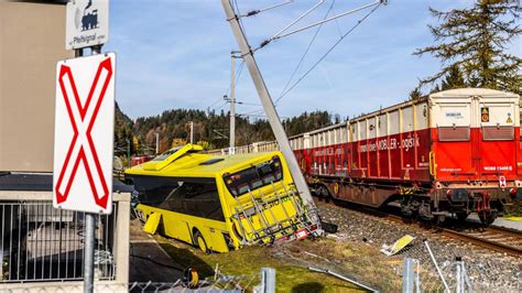 Zugunfall In Tirol Nahe F Ssen J Hriger Busfahrer Stirbt Nach Kollision