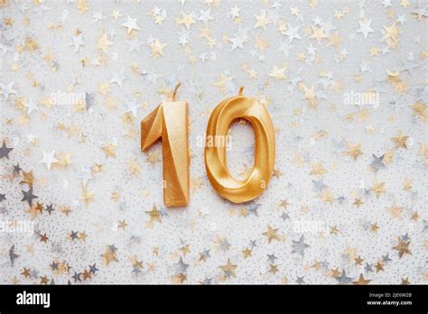 Numéro 10 dix bougie d anniversaire dorée sur fond de fête