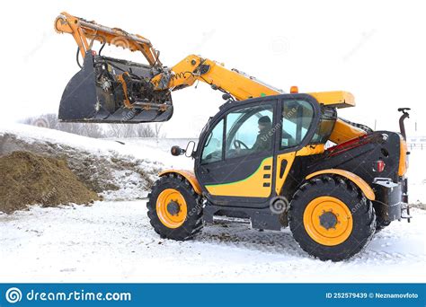 Bucket With Emily Mobile Cutter Selection Of Silage And Haylage From