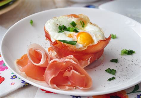 Jajka zapiekane w szynce parmeńskiej DoradcaSmaku pl