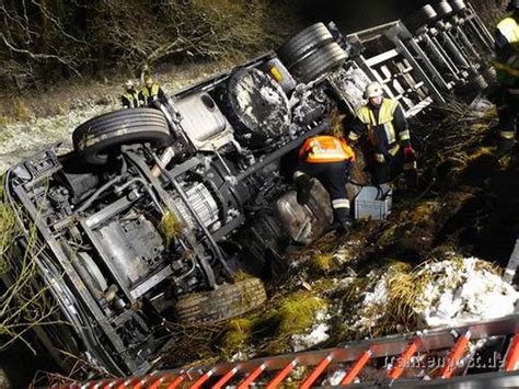 Kulmbach Zu Schnell Bei Gl Tte Lkw St Rzt Von Der A News