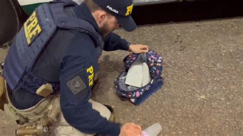 Mulher Presa Transportando Droga Na Mochila Da Filha De Tr S Anos Em