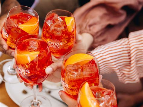 How To Make The Perfect Aperol Spritz Man Of Many