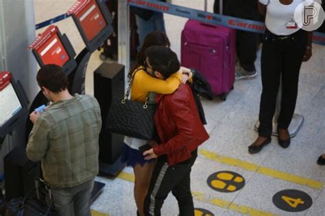 Foto Fiuk e Sophia Abrahão se abração em saguão de aeroporto Purepeople