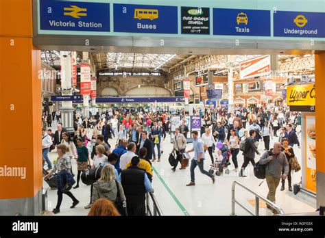 London Victoria Railway Station Stock Photo - Alamy