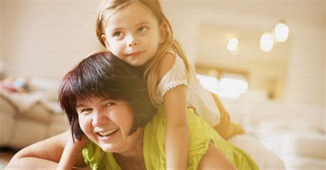 Portrait De Grand Mère Et Petite Fille Allongé Sur Le Sol Regarder La