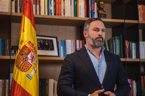 Abascal ofrece al PP una moción de censura con un candidato neutral